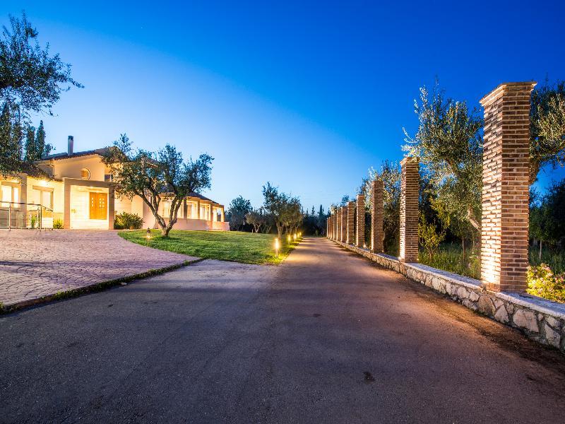 Astarte Villas - Istar Villa With Tennis Court Makhairadhon Exterior photo